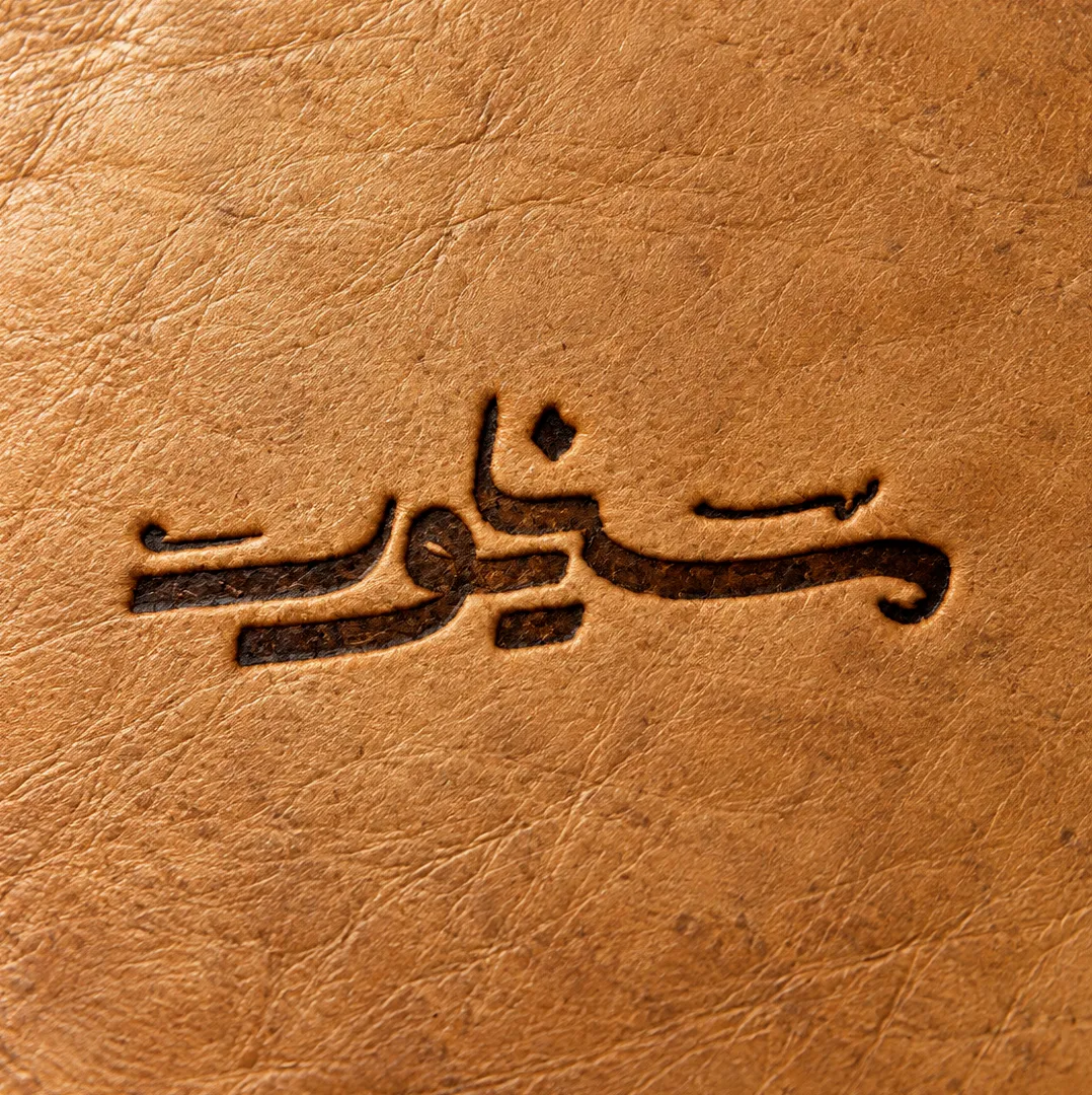 لوگوی حکاکیشده روی چرم